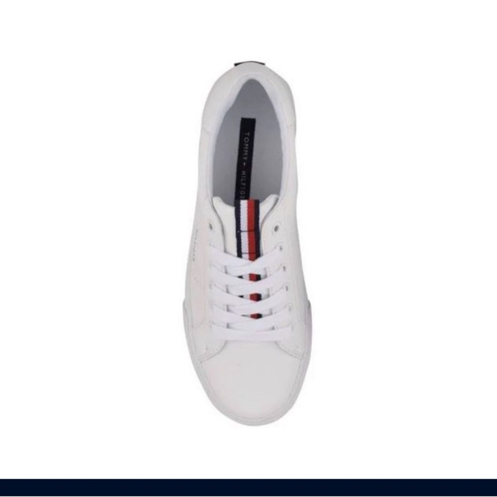 NWOB*** Women's Tommy Hilfiger Lamiss Sneaker, Size 6
